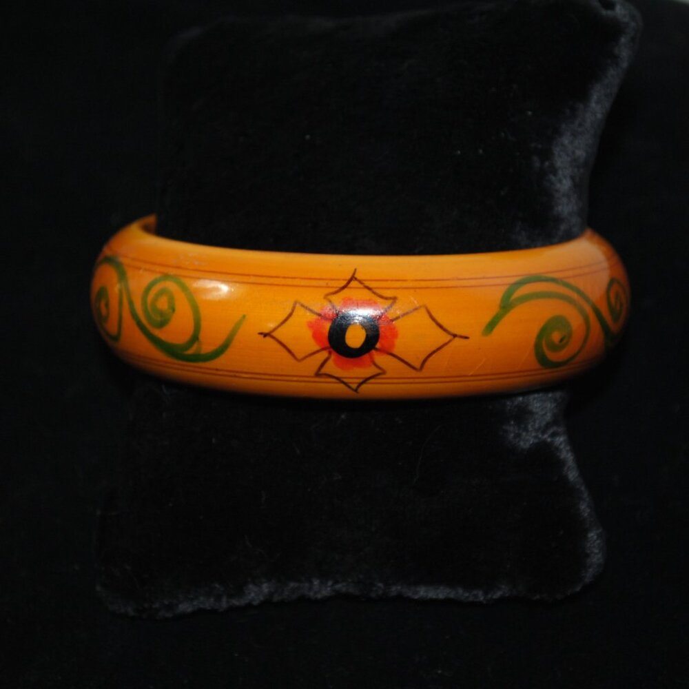 Vintage Painted and Glossed Butterscotch Bakelite /Plastic Bangle Floral Design - Picture 2 of 8